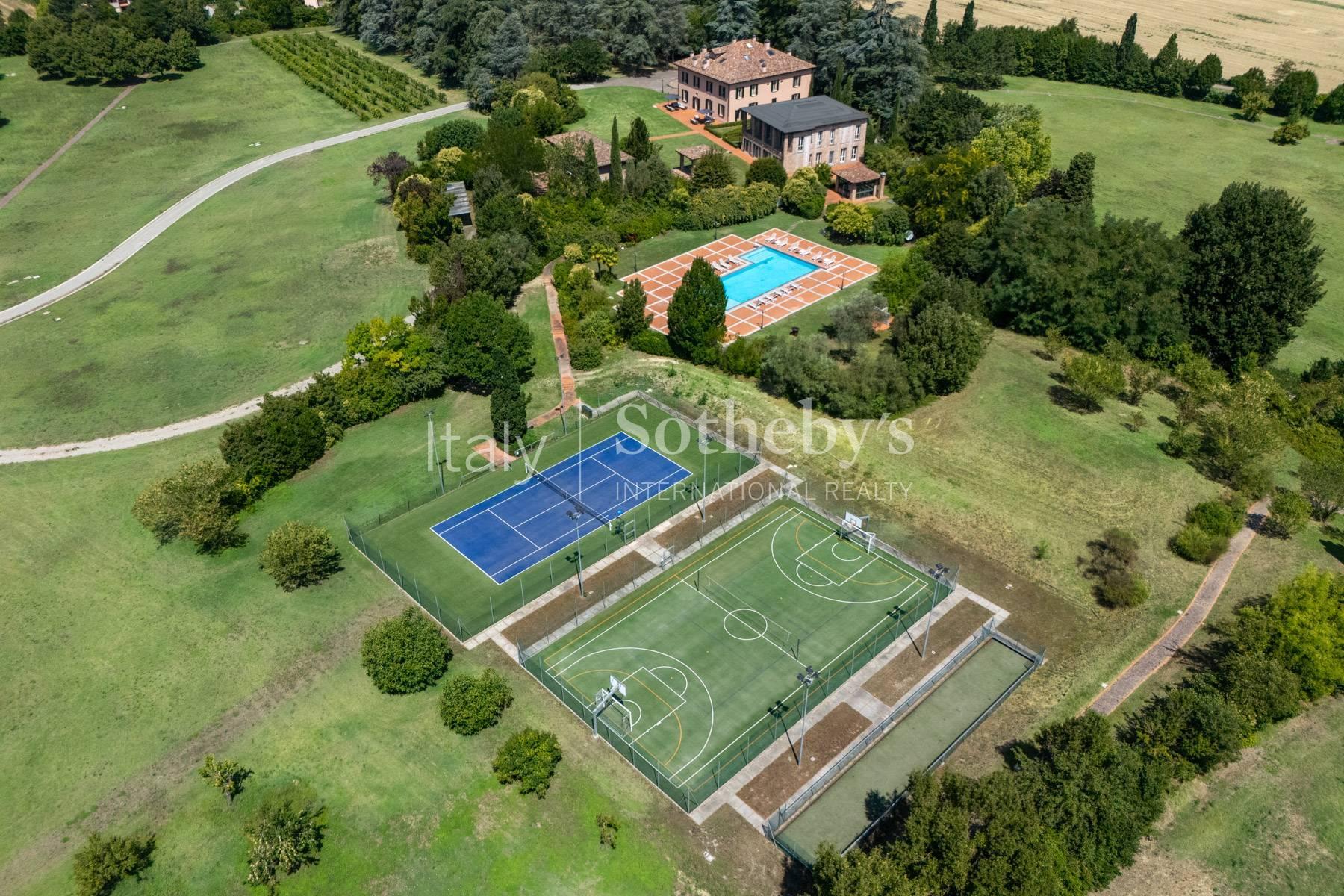 Representative Estate with Three Villas and Private Park - 3