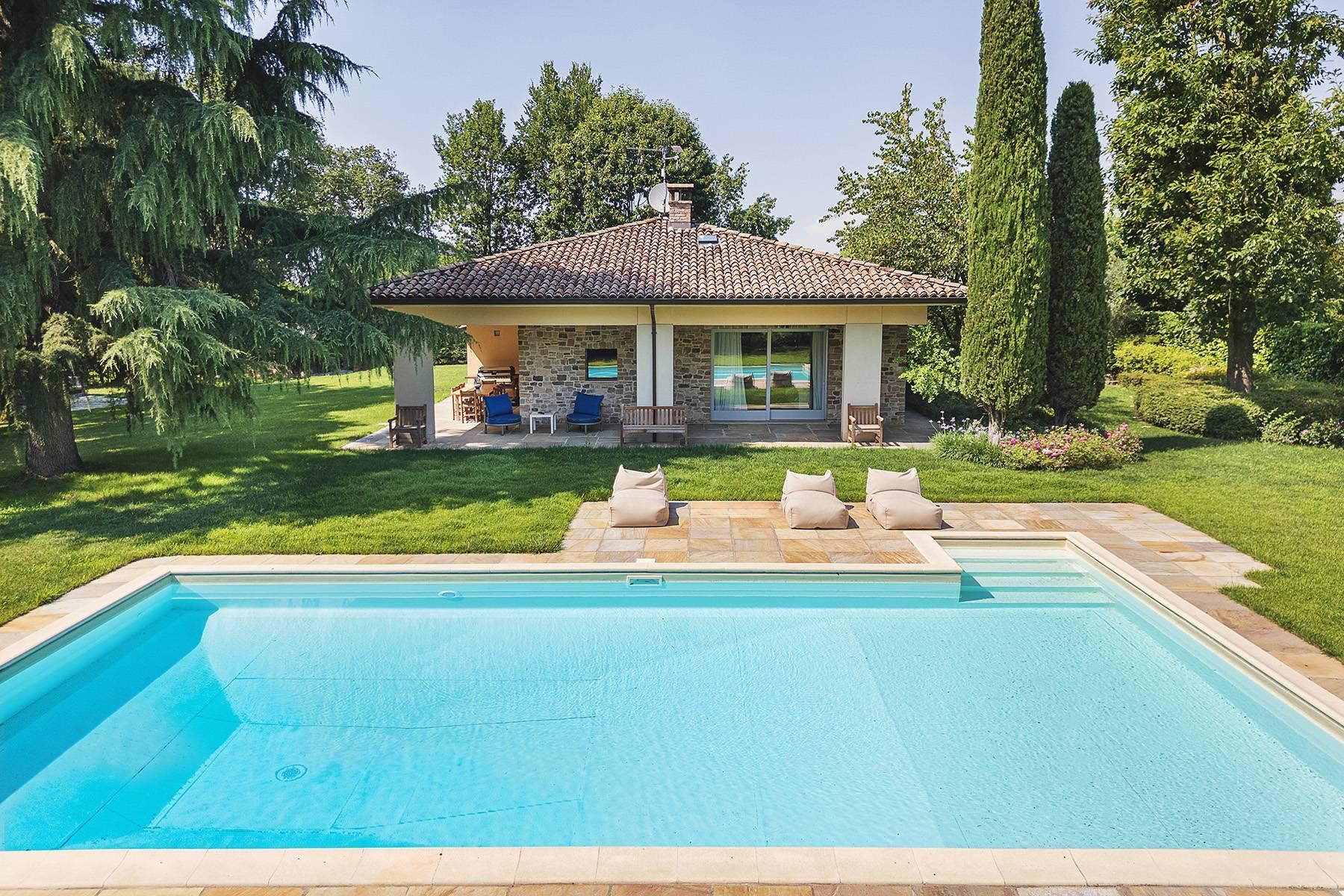 Villa con piscina e bosco privato in Val Trebbia, sud di Milano - 1