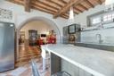 Villa ristrutturata  con piscina nella campagna toscana, in vendita, Monte San Savino | Sotheby’s Realty Italy - 24