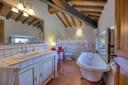 Villa ristrutturata  con piscina nella campagna toscana, in vendita, Monte San Savino | Sotheby’s Realty Italy - 43