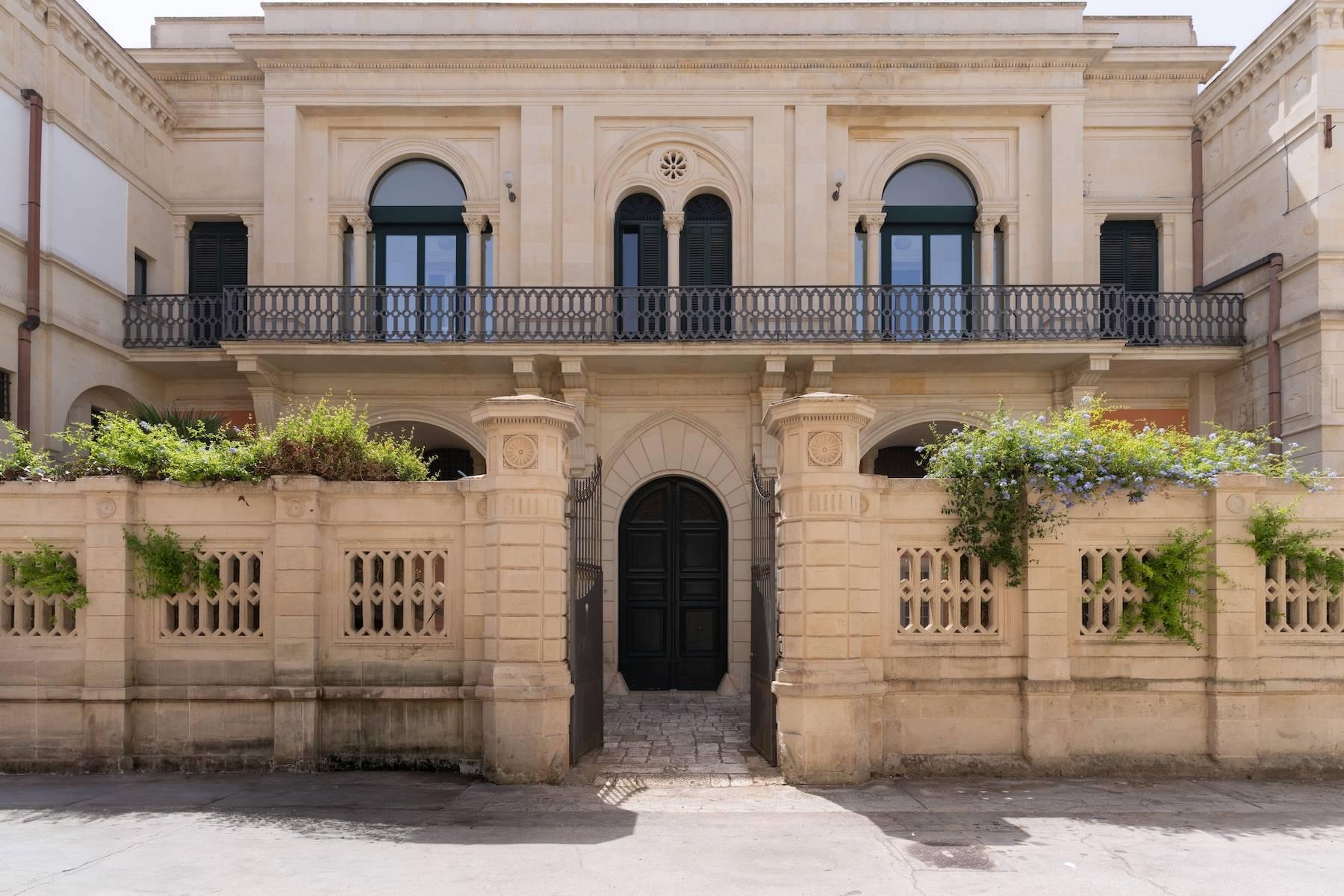 Prestigious historic palace in the heart of the historic town center. - 1
