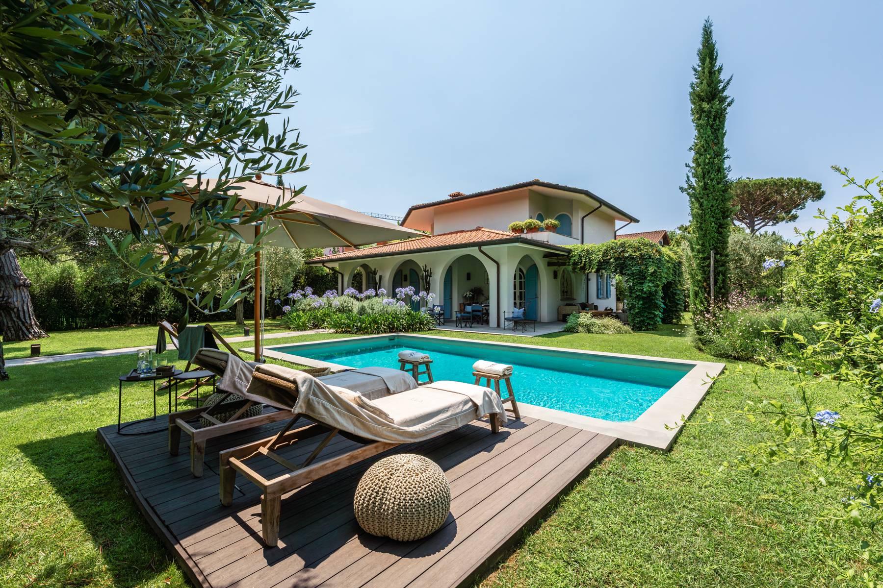 Villa ristrutturata con piscina privata a Forte dei Marmi - 1