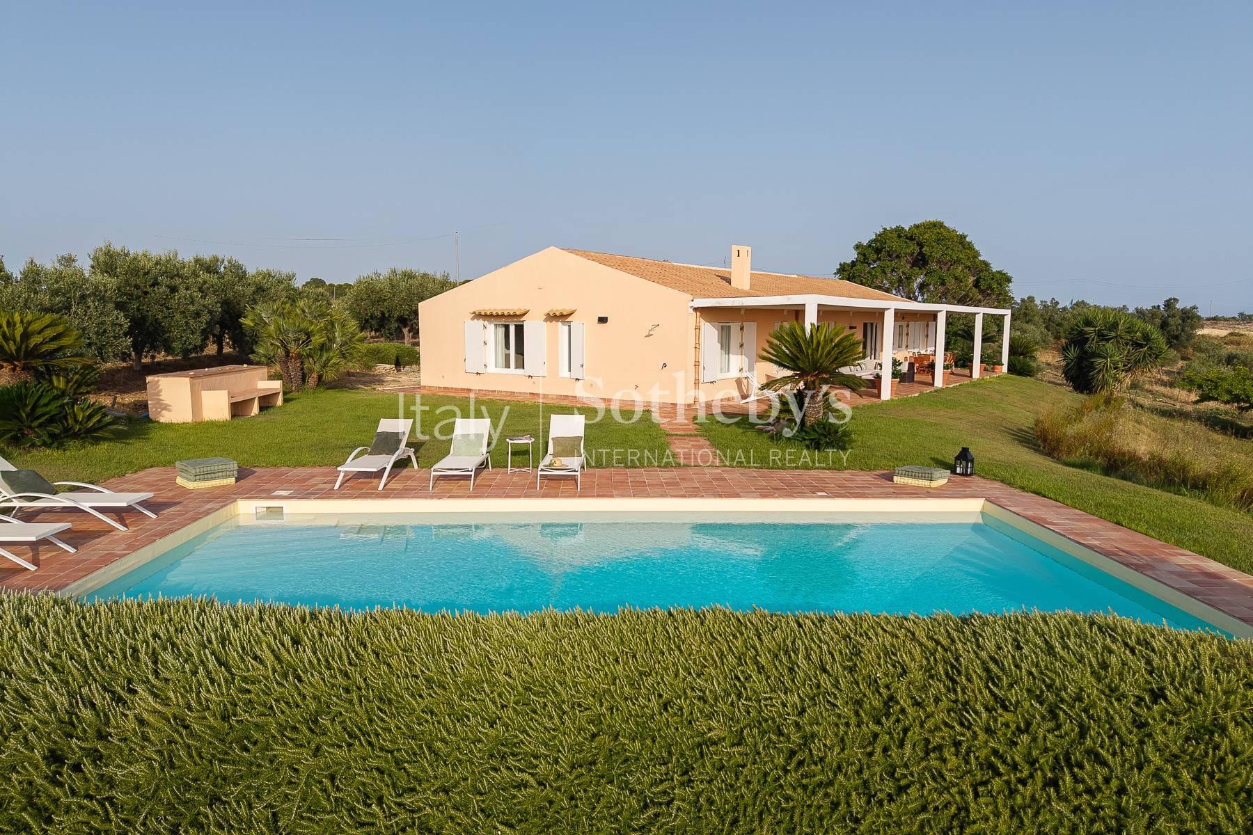 Splendida villa immersa nella campagna e affacciata sul mare - 2