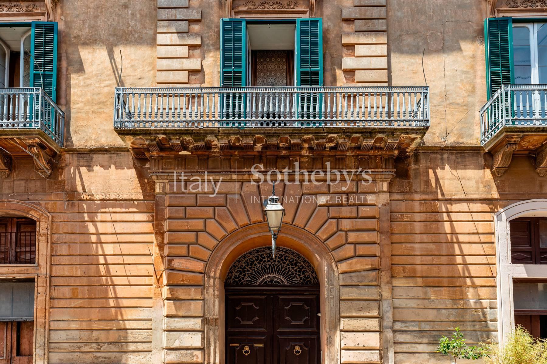 A prestigious 19th-century palace in Ragusa's historic center - 3