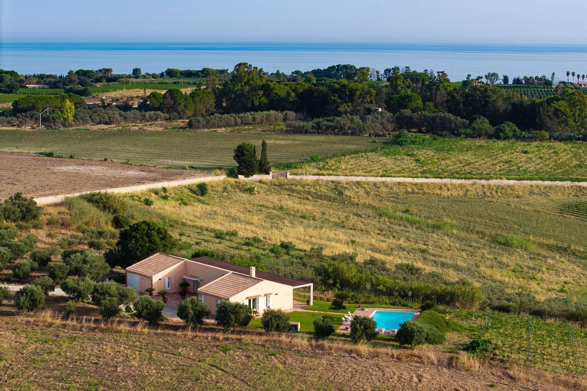 Splendida villa immersa nella campagna e affacciata sul mare - 1