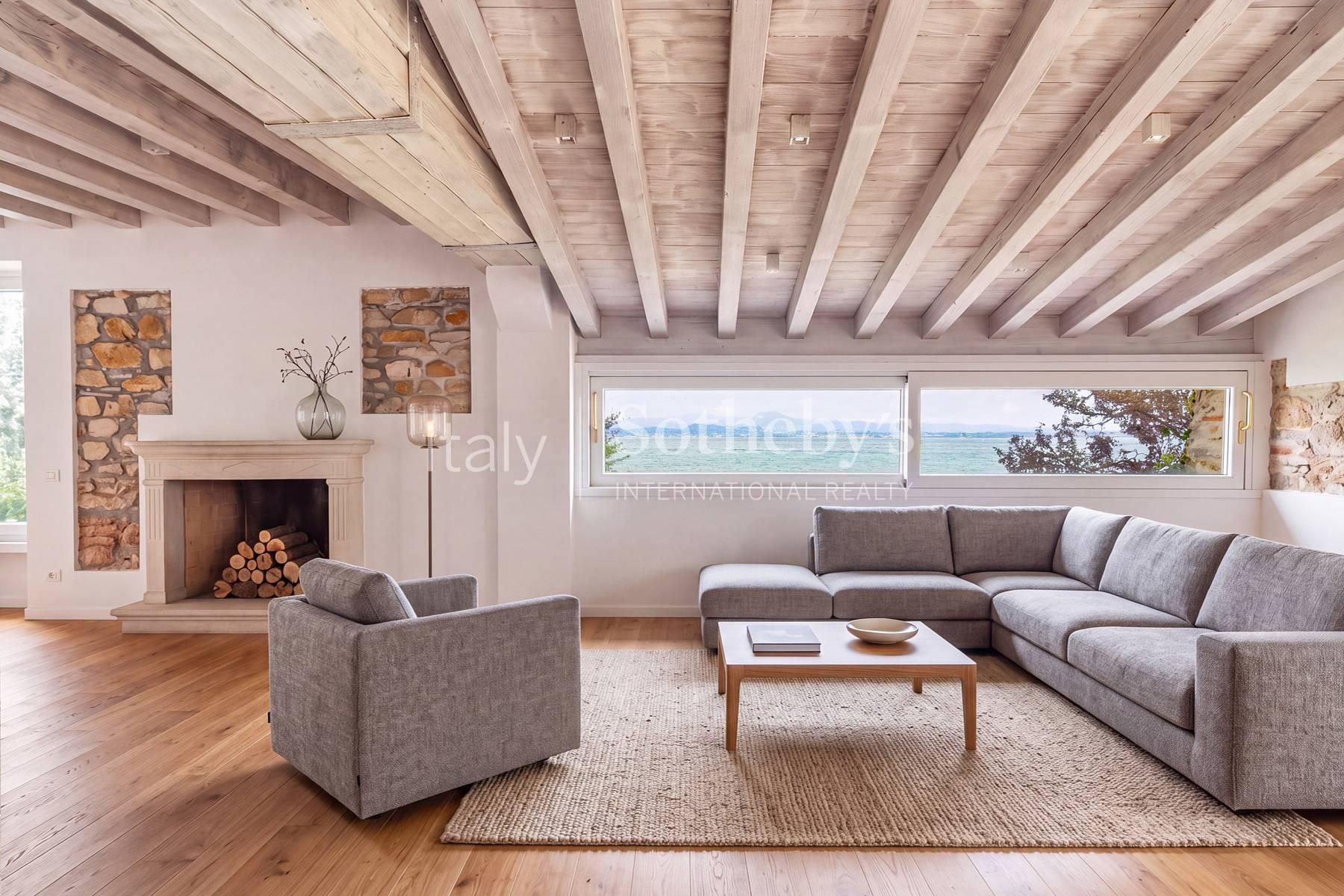 A timeless lakefront farmhouse - 8