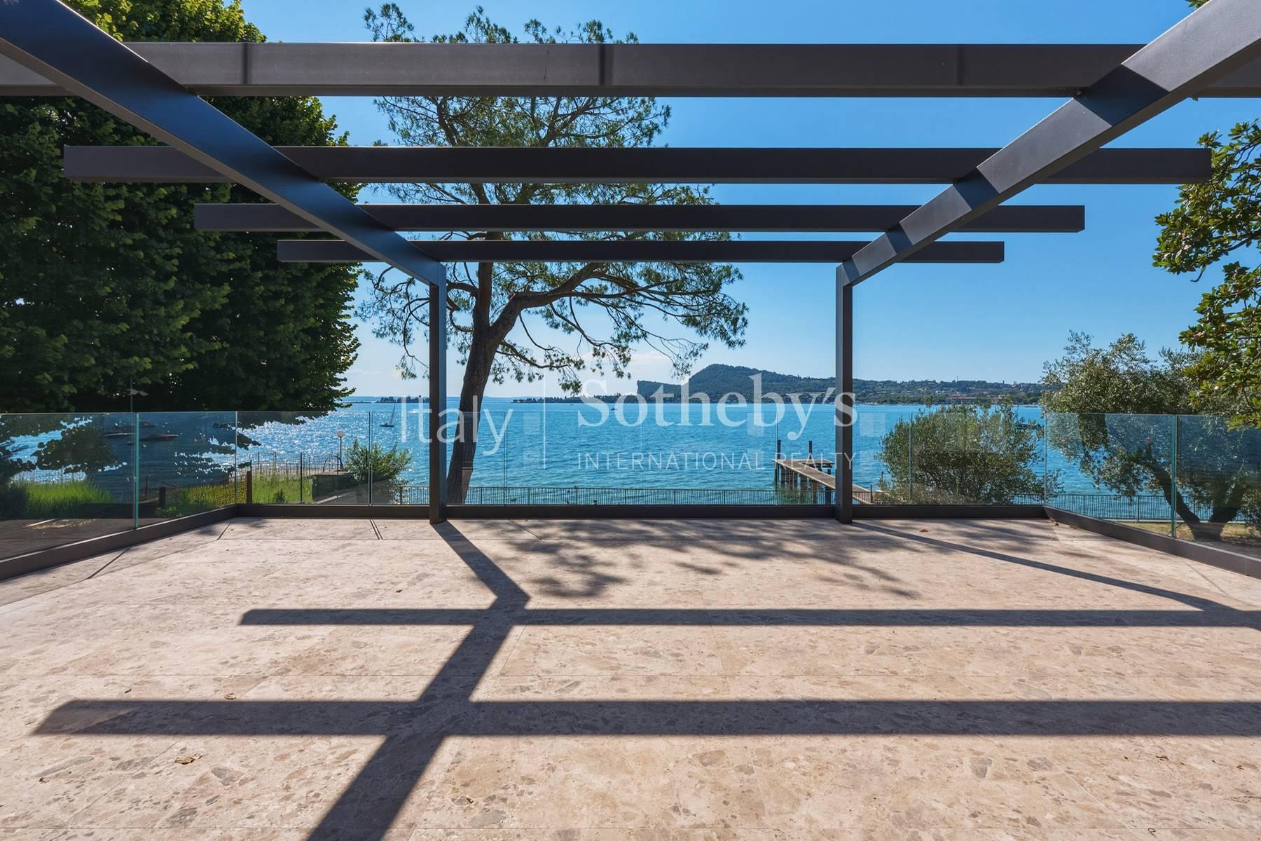 Villa fronte lago con giardino e pontile privato, in affitto, San Felice del Benaco | Sotheby’s Realty Italy - 17
