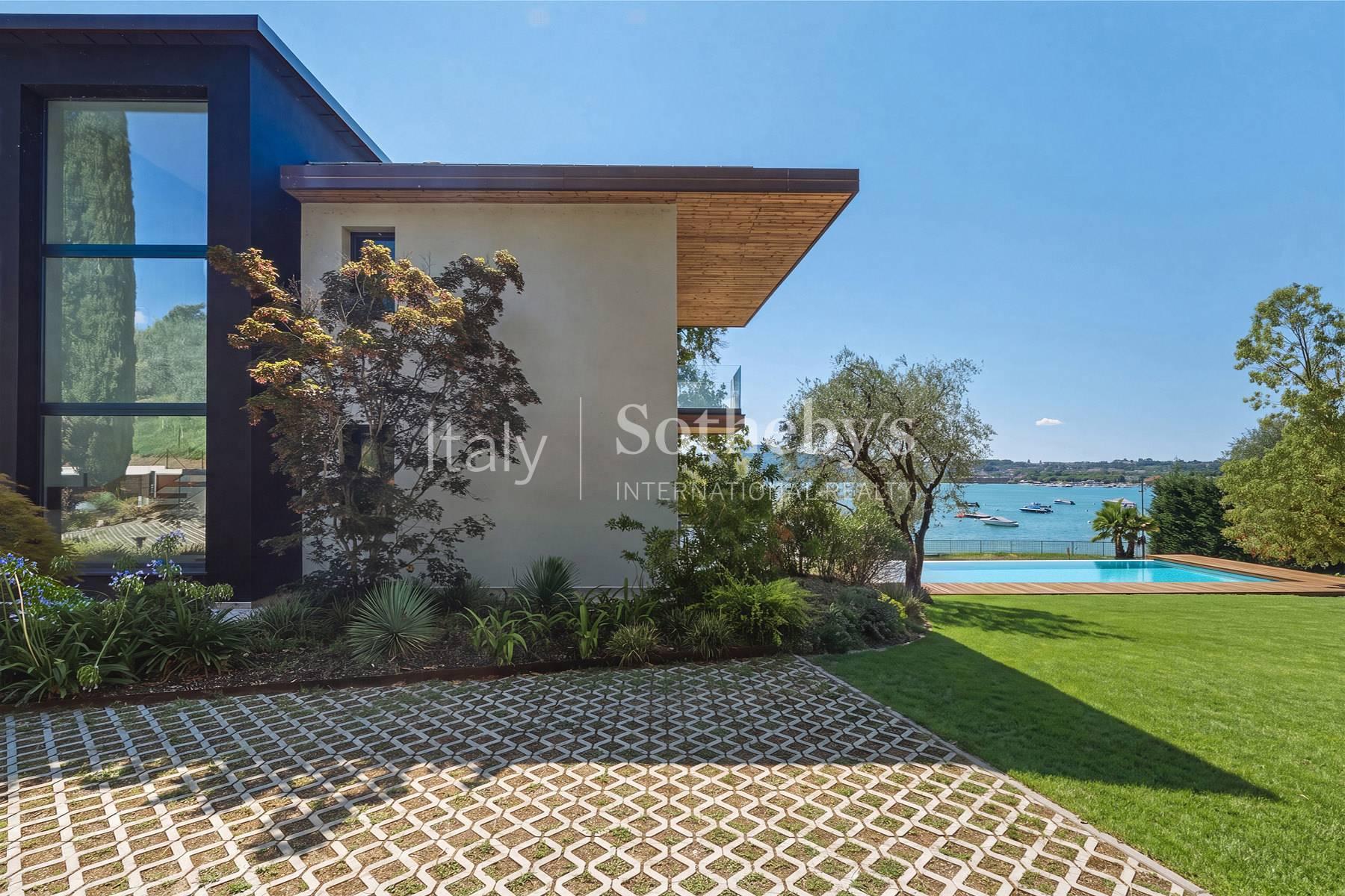 Villa fronte lago con giardino e pontile privato, in affitto, San Felice del Benaco | Sotheby’s Realty Italy - 3