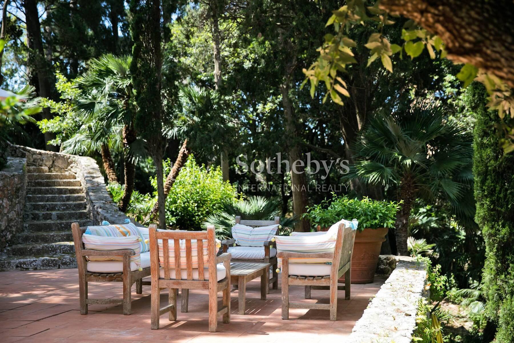 Majestic estate with swimming pool and panoramic view - 5