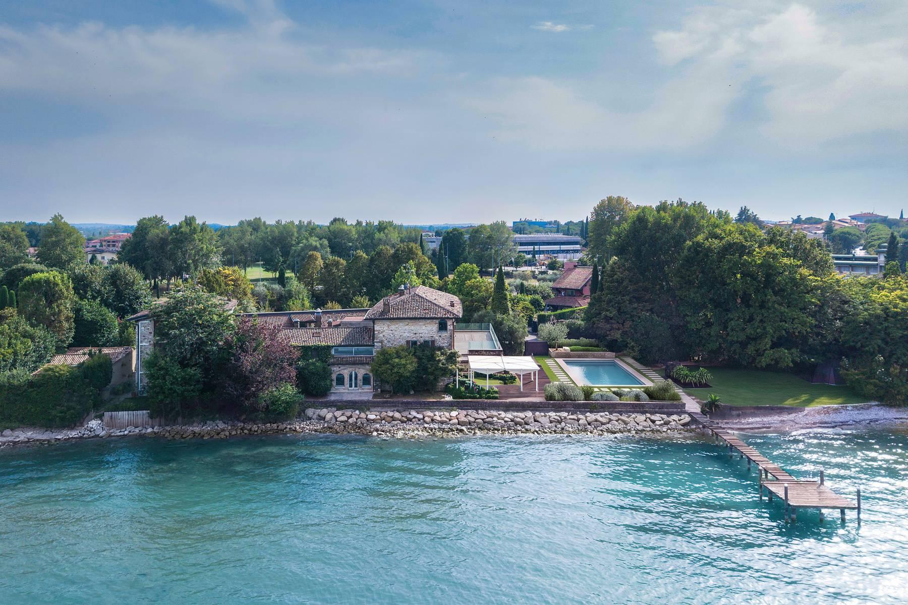 A timeless lakefront farmhouse - 1