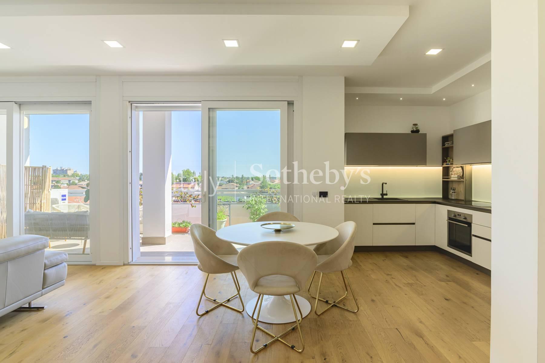 Appartamento ristrutturato con terrazzo abitabile - 2