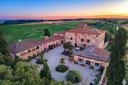 Storico borgo con attività ricettiva nel cuore della Toscana, in vendita, Trequanda | Sotheby’s Realty Italy - 1