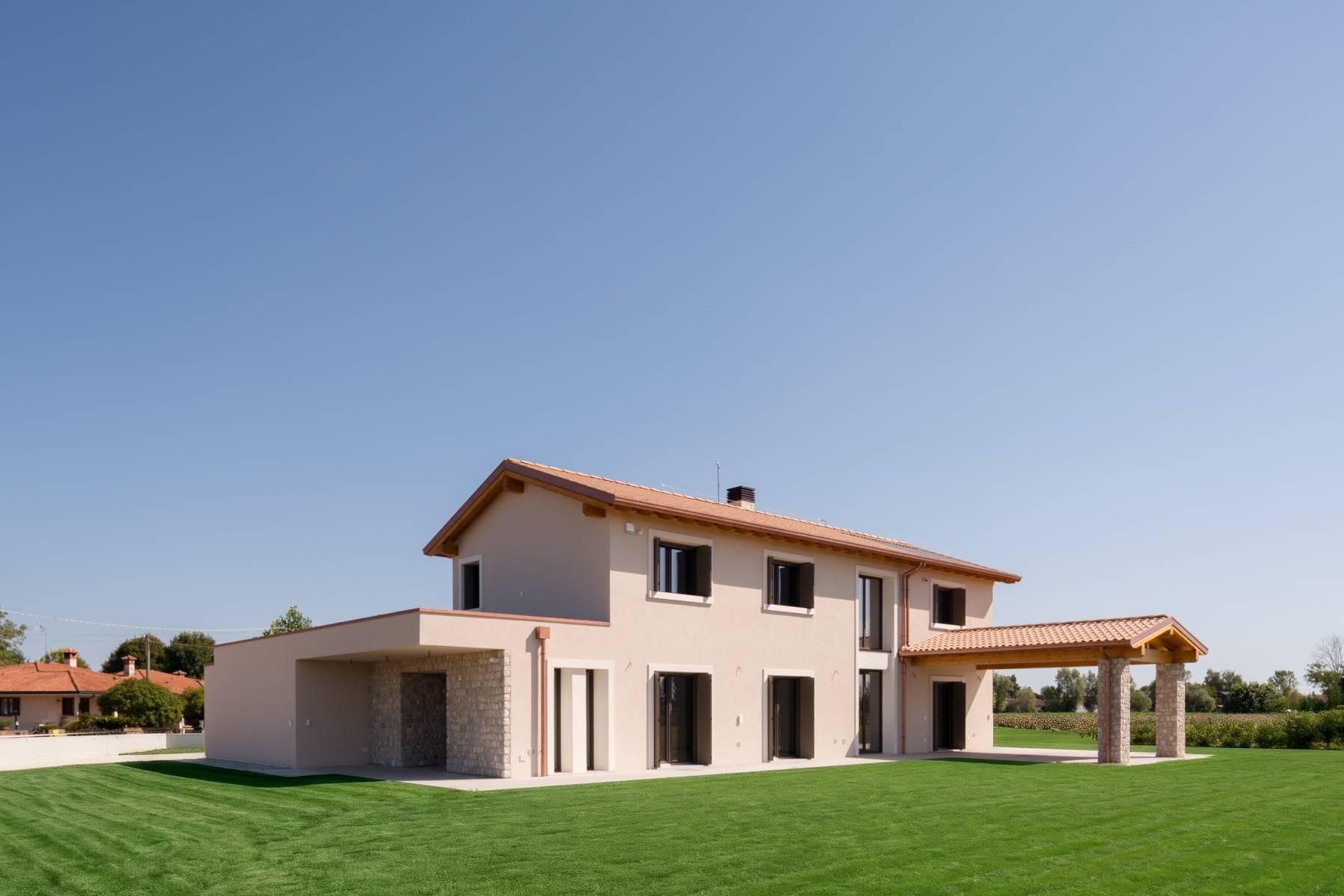 Villa contemporanea con parco e massima efficienza certificata - 1