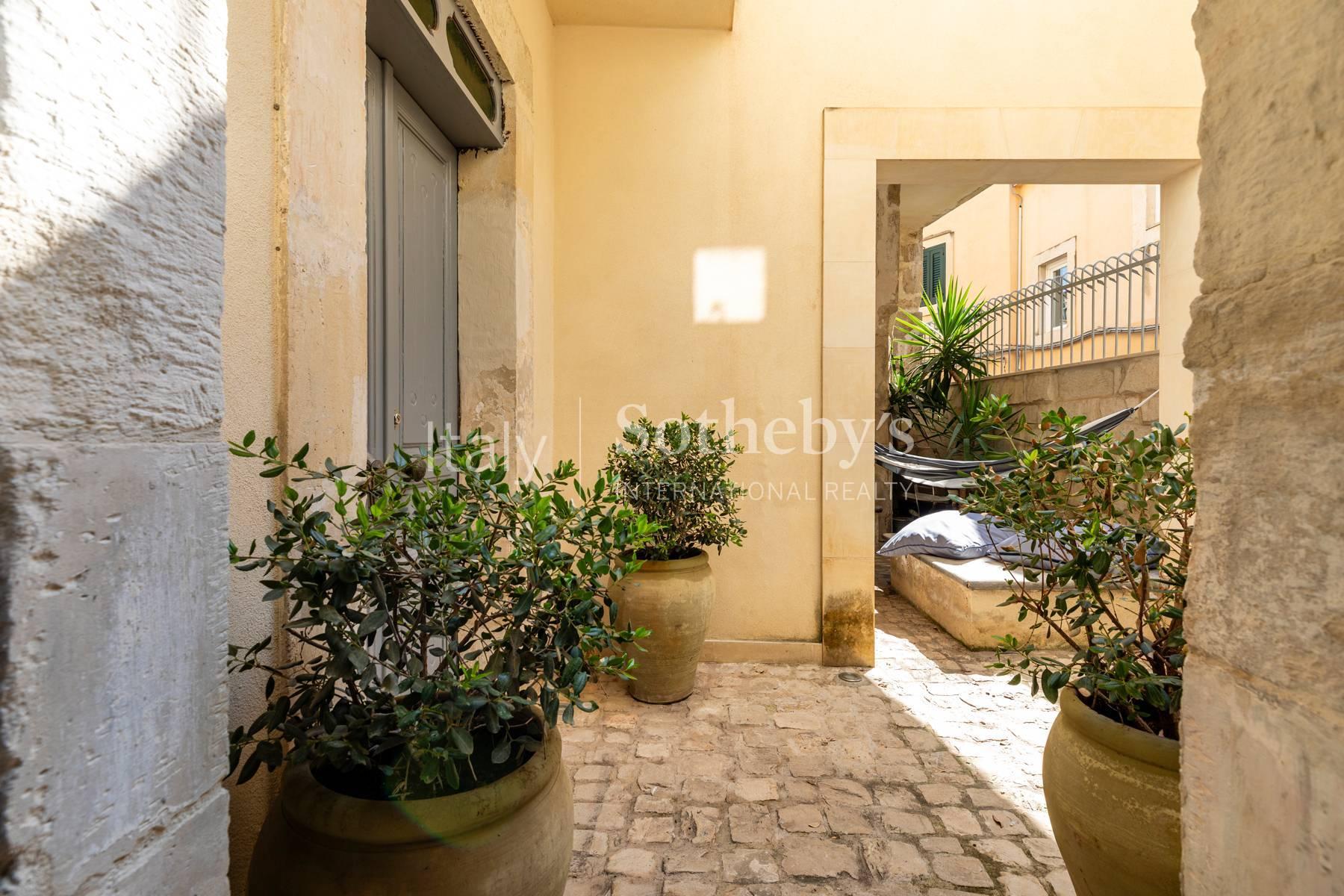 A charming detached house with a terrace in the historic centre of Modica - 3