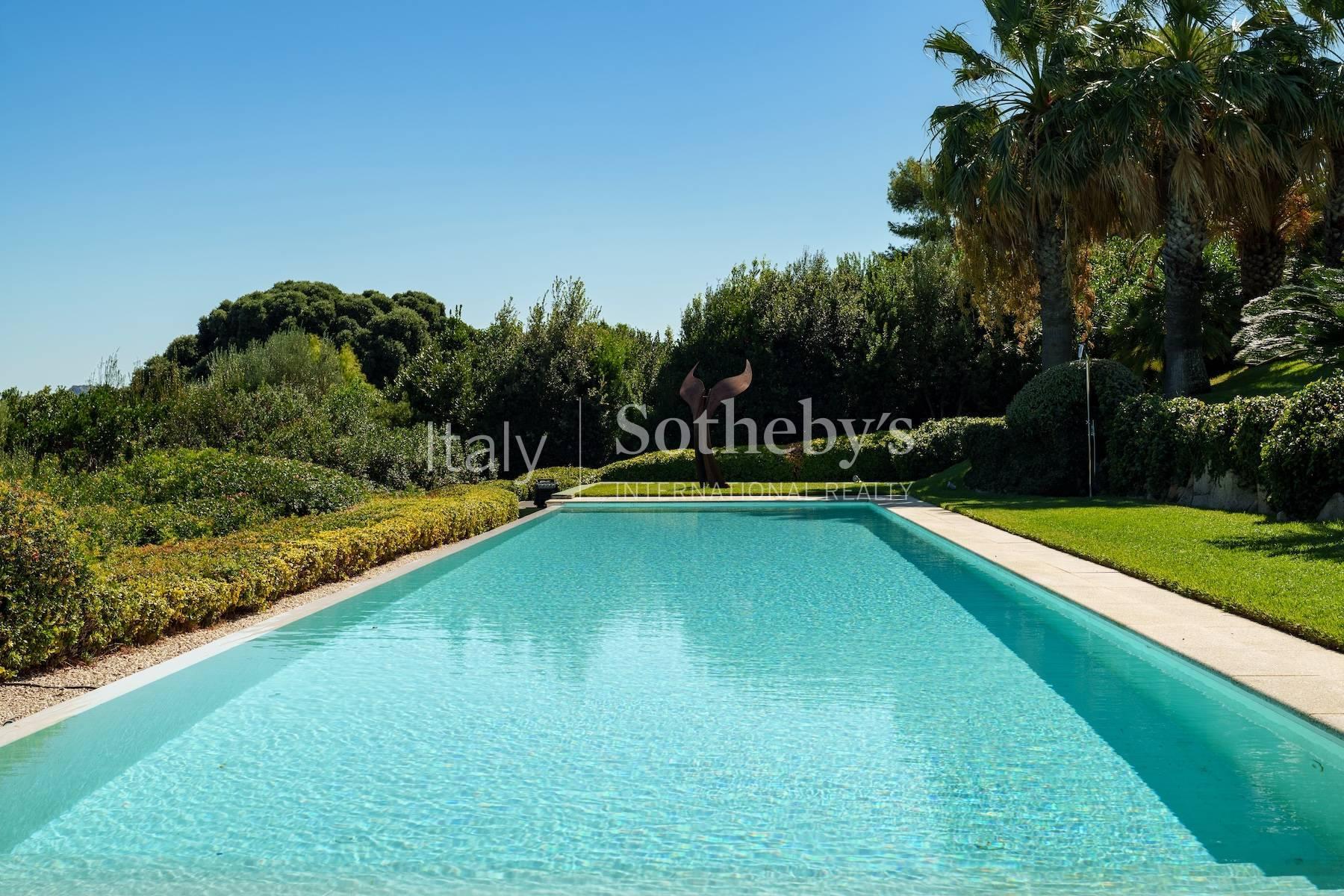 A gorgeous beachfront Villa with magnificent views and private dock - 4