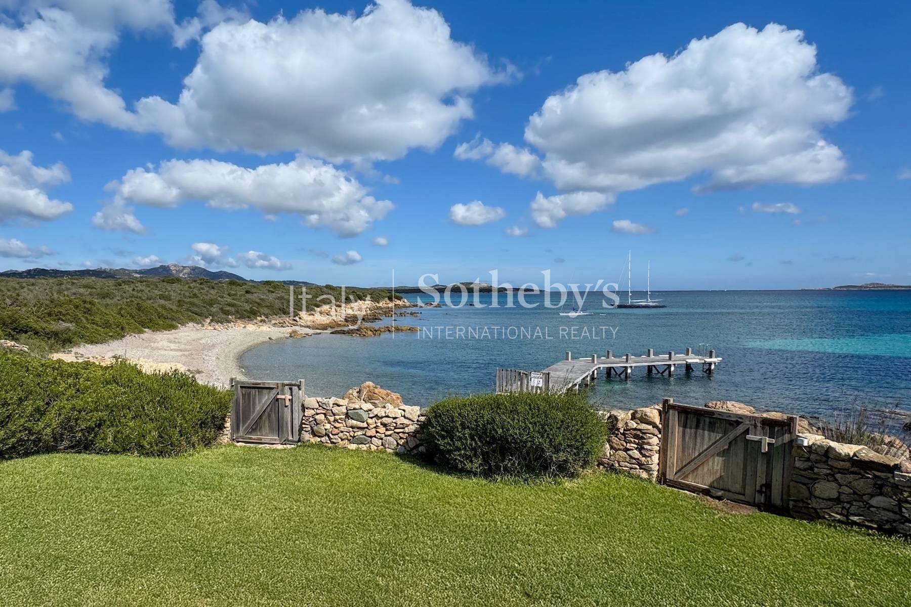 A gorgeous beachfront Villa with magnificent views and private dock - 8