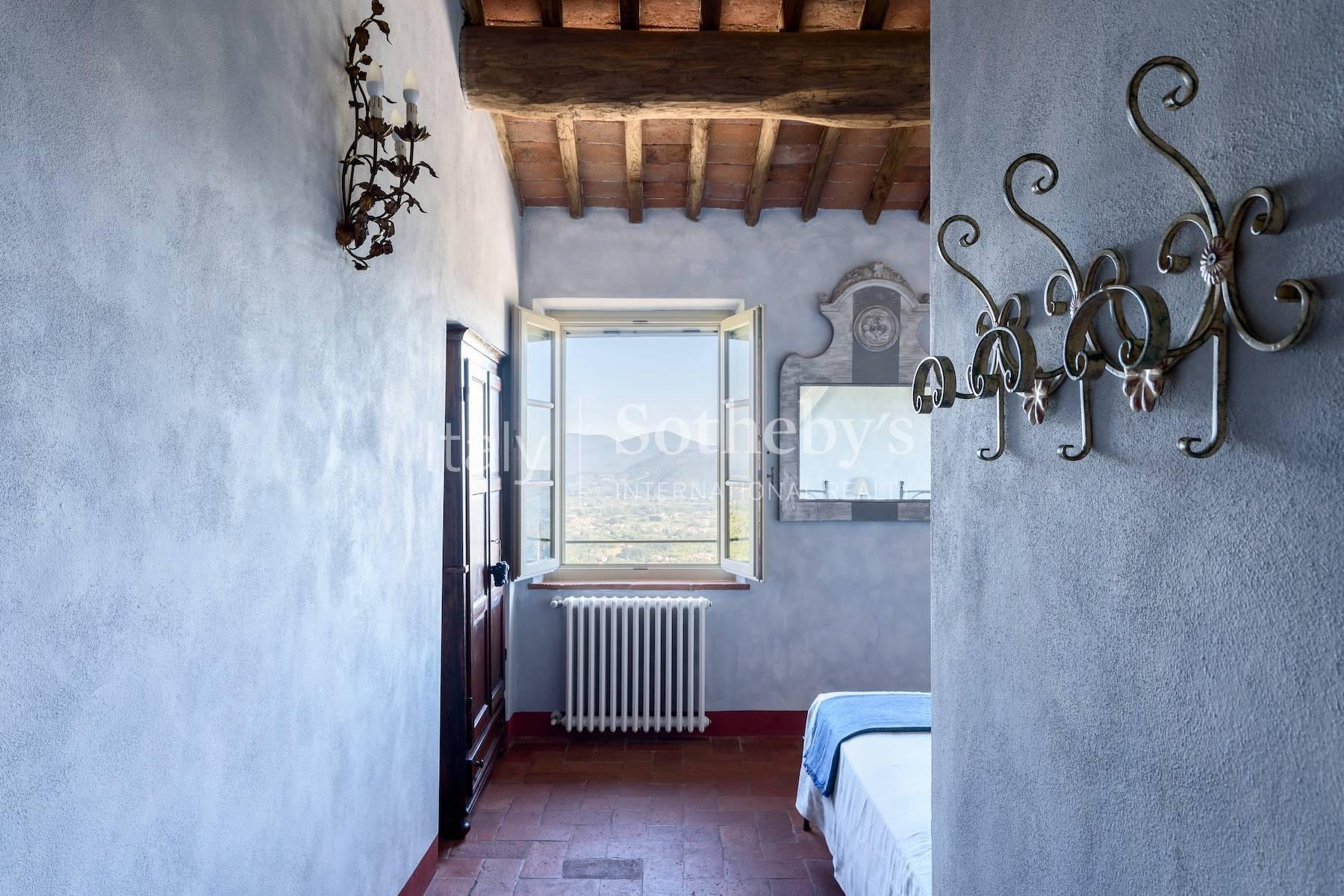Casale storico in pietra con panorama unico e vigneti, in vendita, Lucca | Sotheby’s Realty Italy - 12