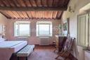 Casale storico in pietra con panorama unico e vigneti, in vendita, Lucca | Sotheby’s Realty Italy - 17