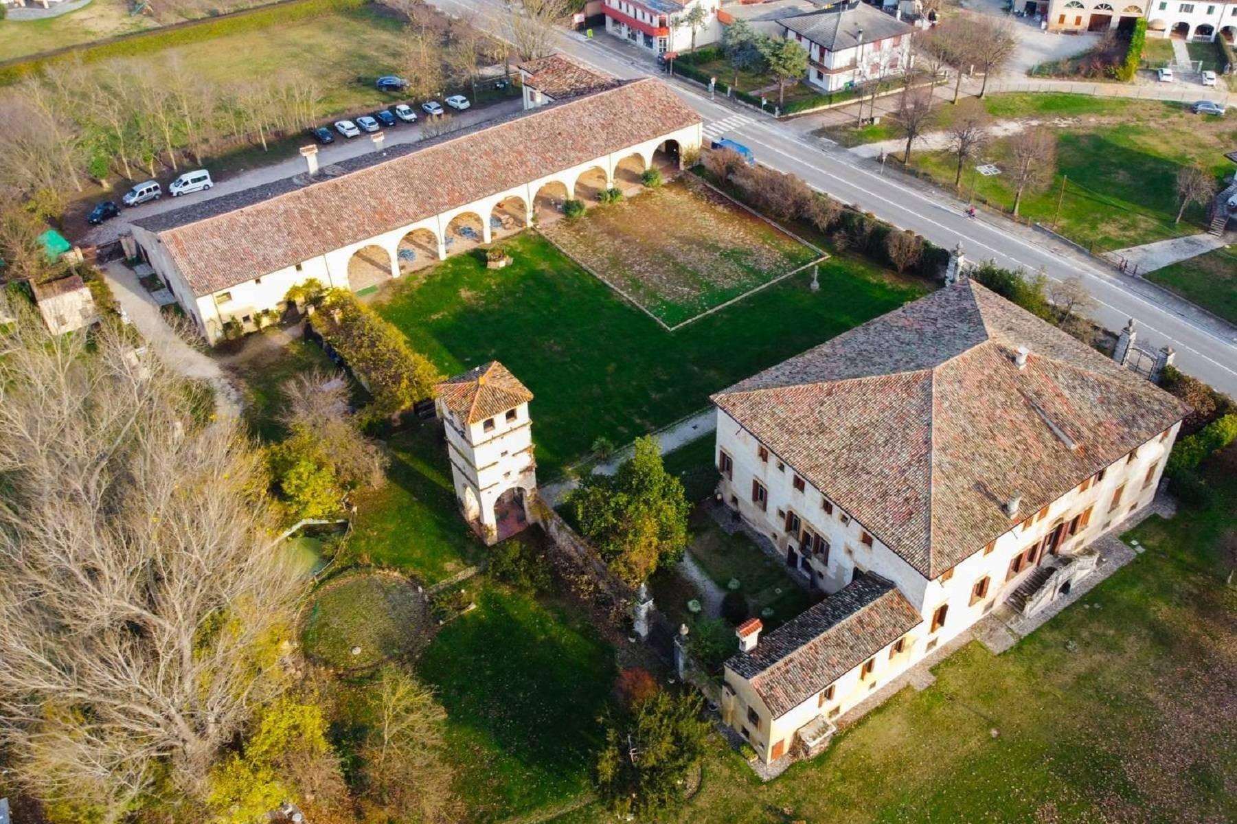 Villa Veneta rinascimentale affrescata con torre, parco, barchessa e adiacenze - 31