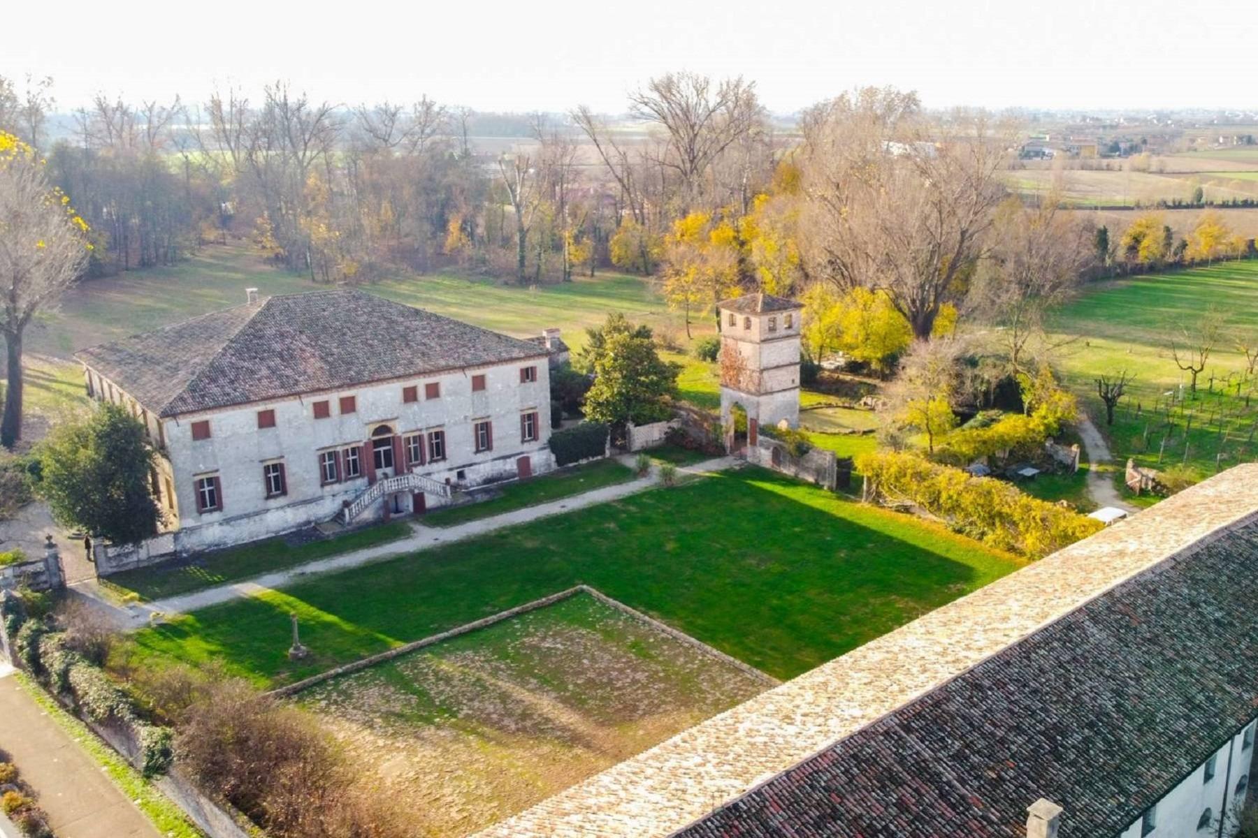 Villa Veneta rinascimentale affrescata con torre, parco, barchessa e adiacenze - 32